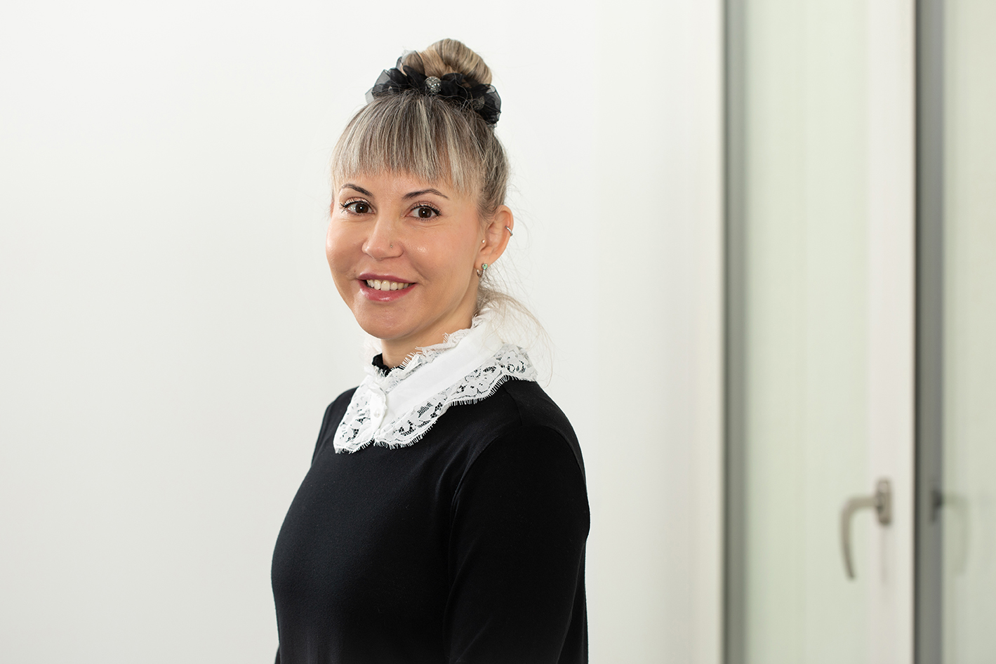 Portraitfoto von Daria Curkin vor neutralem Hintergrund.
