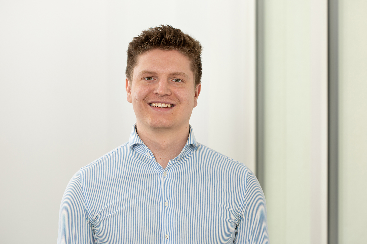 Portraitfoto von Timo Nutz vor neutralem Hintergrund.