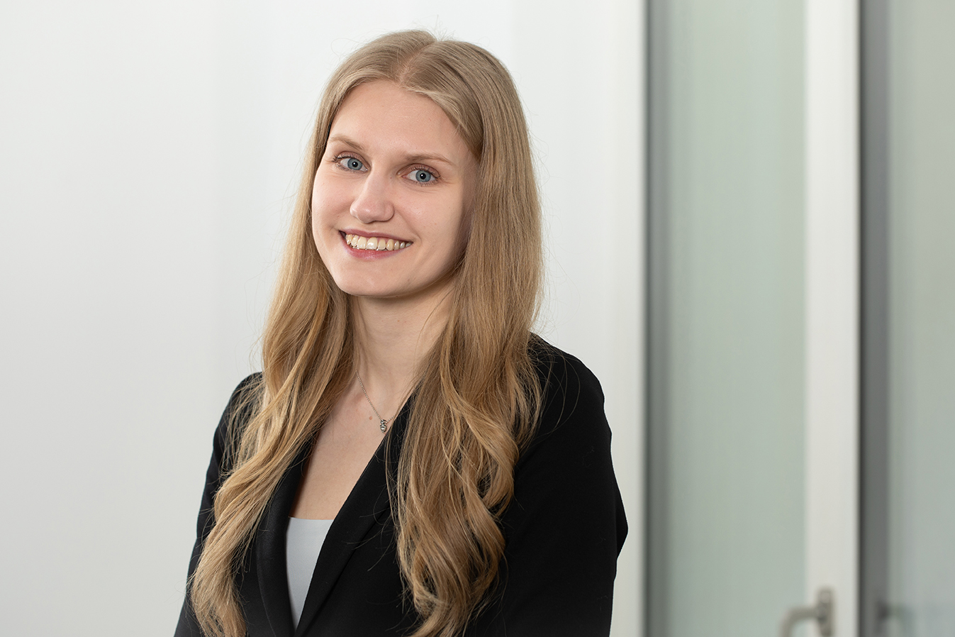 Portraitfoto von Nadine Seis vor neutralem Hintergrund.